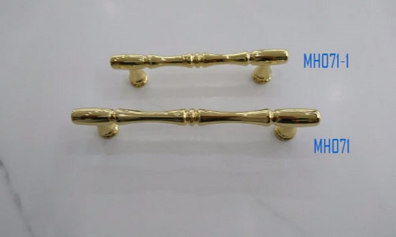 Tay nắm tủ mạ vàng kiểu dáng đơn giản không cầu kì nhưng không kém phần sang trọng và thẩm mỹ cho nội thất.